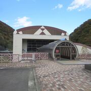 「カッサダム」と「二居ダム」を用いた日本最大級の揚水発電所「奥清津発電所」のPR施設