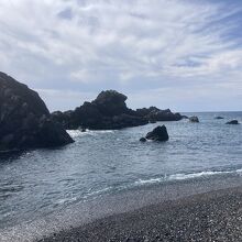 岩場で海辺には石がゴロゴロ。
