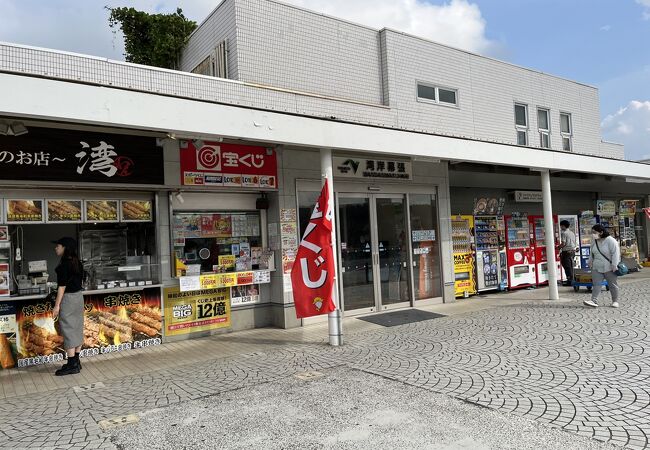 建物の両側にトイレがあります。