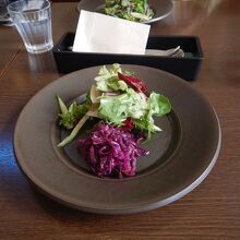 鎌倉野菜とドレッシングが美味しいサラダでした。