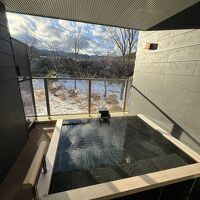 部屋露天風呂は赤谷湖ビューの抜群のロケーション。