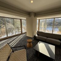 リビングルームには高級ソファが並び、優雅に寛げます。