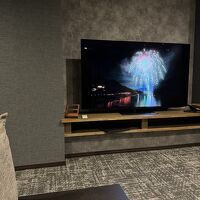 65インチのテレビはネット動画対応。ソファに座って楽しめます