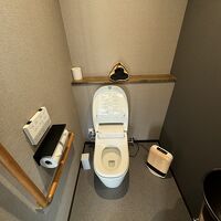 部屋トイレは入ると自動でフタ開け＆暖房が入る最新式！