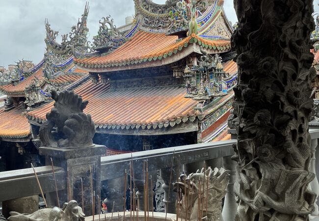 見事な装飾の廟