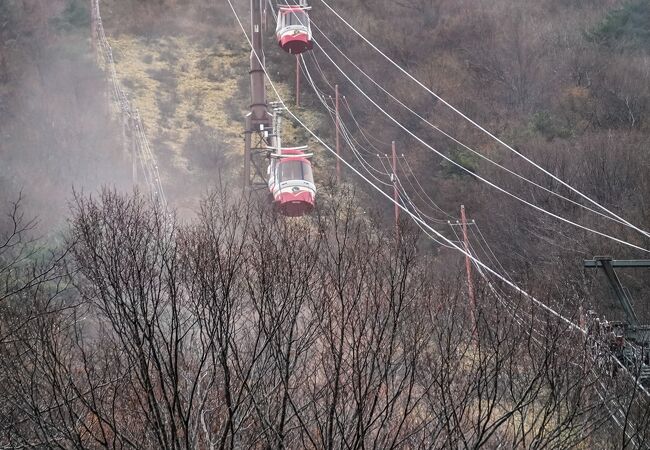 雨キリでも山頂を目指すロープウェイの風景は幻想的