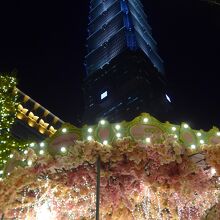 イルミネーションとライトアップされた建物外観