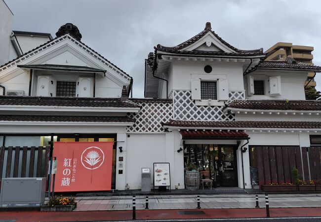 紅花商人の蔵屋敷がベース