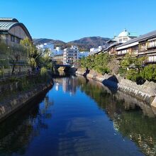 橋の先の白い建物