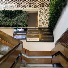 この階段を上り切ると各ラウンジがあります