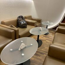 隅の方のソファ