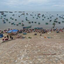 地図の左上の青空市場を道路沿いの高台から臨む