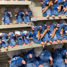 セキュリティ手前のRELAY。お土産など売ってます