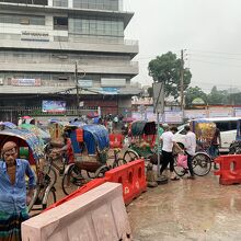 駅前のリキシャプール