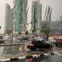 林立するビル群と港　この日何故か土砂降り