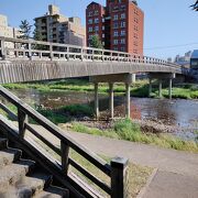 浅野川に架かる木製の橋