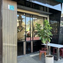 お姐さんから「どうぞ」と通されたのは右手のお店