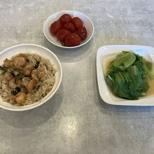 注文品した蝦仁飯(小)・燙青菜・梅漬蕃茄です