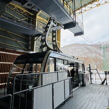 広々とした新しい車両でした。暖房はありません。