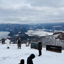 展望台からは洞爺湖と昭和新山が見渡せます。