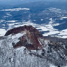 噴煙を上げる昭和新山を横目に見て上がっていきます。