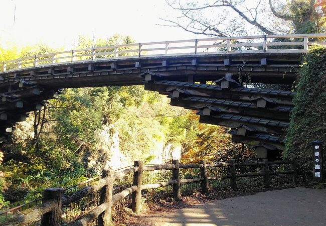 日本三奇橋の美しい猿橋に見頃の紅葉で綺麗でした