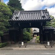 静寂な境内と美しい庭園と枝振りの大きな松がある寺院です