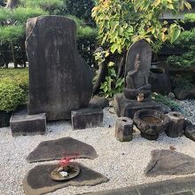 《養壽院》「庭園」にある石碑と像