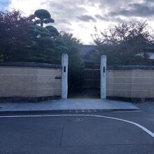 《津梁院》外周風景「正門」