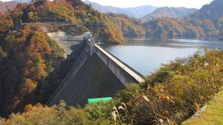 秘境に作った日本有数の規模のダム、シルバーラインと言う長いトンネルの先にあります