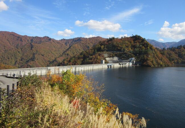 奥只見ダムによって形成された日本有数の規模を誇る人造湖、遊覧船も就航しています