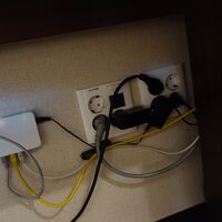 机の下に空きコンセント2つ、延長ケーブル要るな