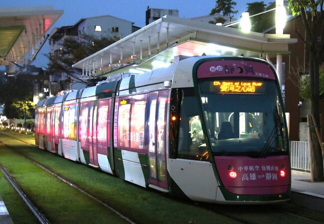 駁二芸術特区・高雄港大橋に隣接しているので利用客の多いおしゃれな車両のトラムが停まる駅です。