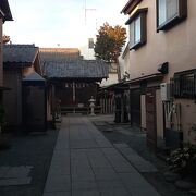 鐘つき通り沿いに位置する神社