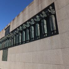 ２６聖人の資料館の前のレリーフ