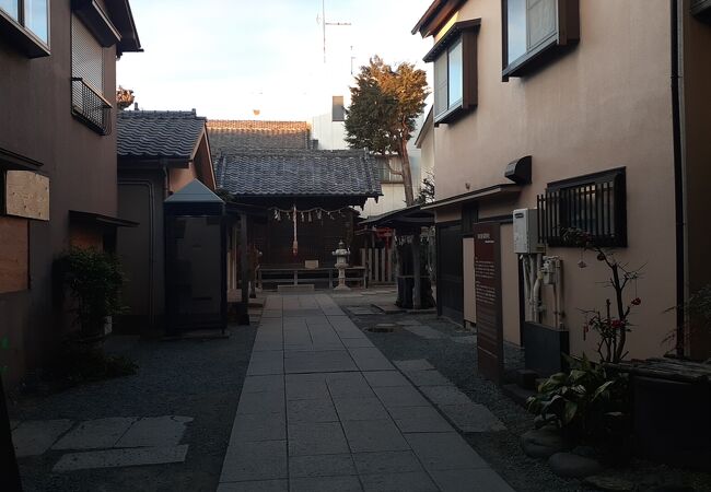 鐘つき通り沿いに位置する神社