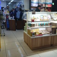 キャリーの客が多いので店内通路幅は日本基準では広い方だが･･