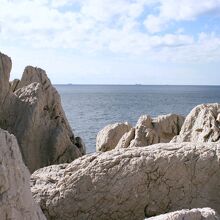 岩の隙間から青い海