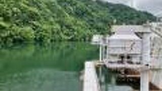 １９８６年にオープンした庄川沿いにある公園です