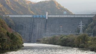 只見川水系のダムの三男坊、長男の奥只見ダムには譲るものの、日本有数の規模を誇る巨大ダムです