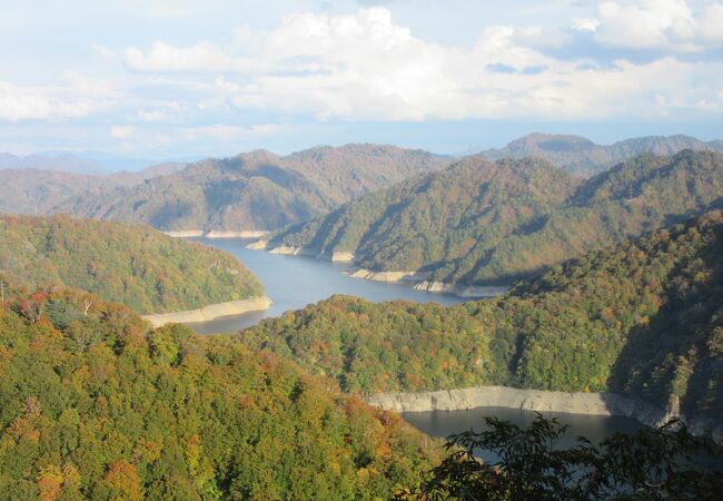 ダム天端からの景色も素晴らしいが六十里越から望む田子倉湖は一種独特の美しさ