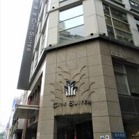 フロントは２F。１Fでは自由にコーヒーなどが飲めます。