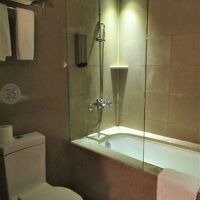 ベッドサイドの引き戸を開けるとバスルーム。