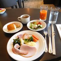 ラウンジの朝食