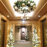 クリスマス特別仕様の部屋が並ぶフロア