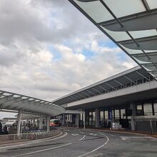 バスや車の到着口