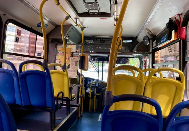 2023年12月現在、モンテビデオの市バスの料金は52ペソでした