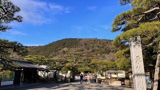 松がいい感じの公園。後楽園とはまた違うあじわい