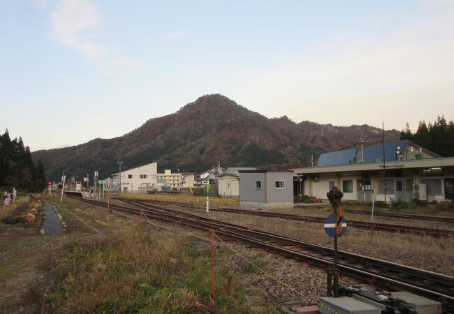 列車出発時には駅員さんが手を振ってくれます