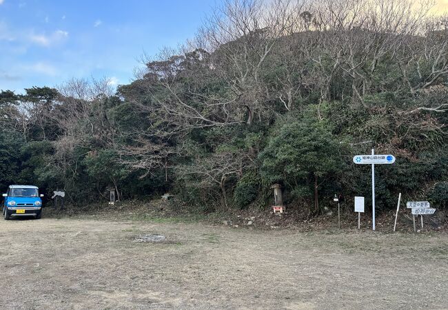 軽自動車でも離合が難しいので、朝早い時間などの観光が良さそうです